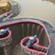 Un youtuber construyó una central hidroeléctrica en el arroyo de su casa y genera energía para su casa
