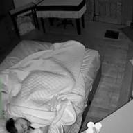 Viral: las cámaras de seguridad los filmaron durmiendo y registraron un escalofriante fenómeno paranormal