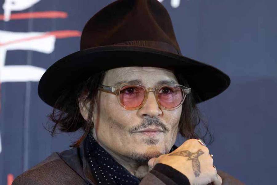 Johnny Depp debuta como escultor con una obra inspirada en un dibujo de su hijo