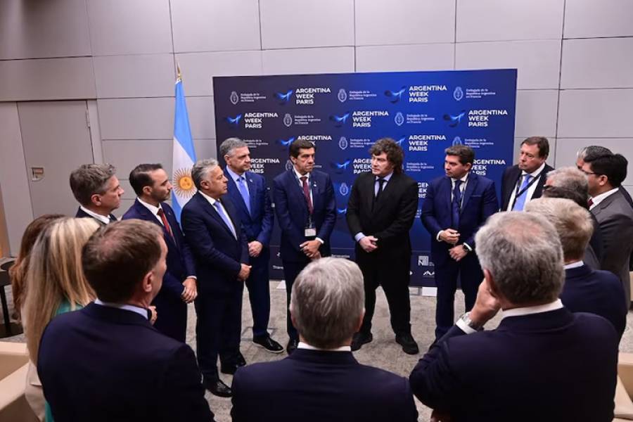 Uno por uno, quiénes aparecen en la foto con Javier Milei en la Argentina Week de París