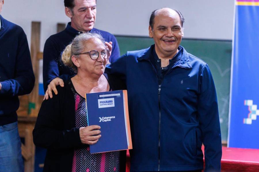 Gustavo encabezó la entrega de escrituras a familias del barrio Altos de Choya