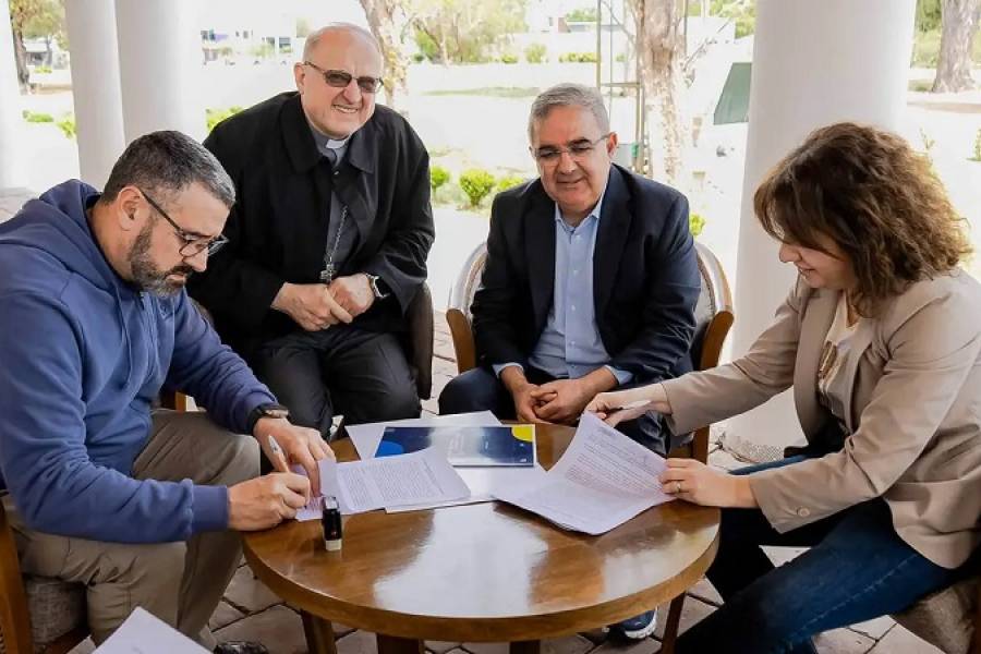 Gobierno provincial firmó convenio para instalación de colegio privado en Valle Chico