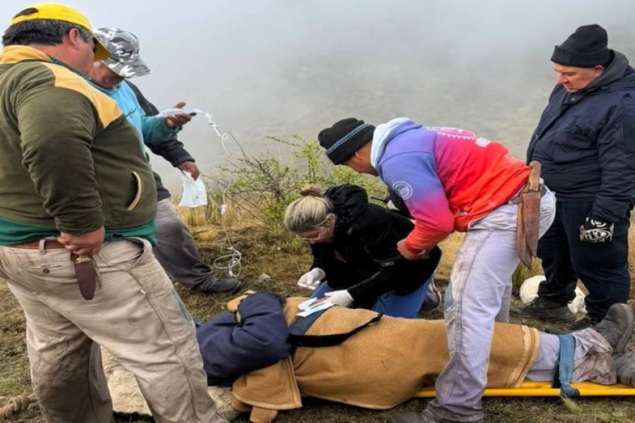 Rescatan con vida a baqueano que había caído en un barranco en el dpto. Ambato