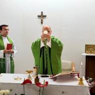 El Vaticano publicó la primera foto tras la cirugía al papa León XIV y le realizaron estudios: hay una “mejora constante”
