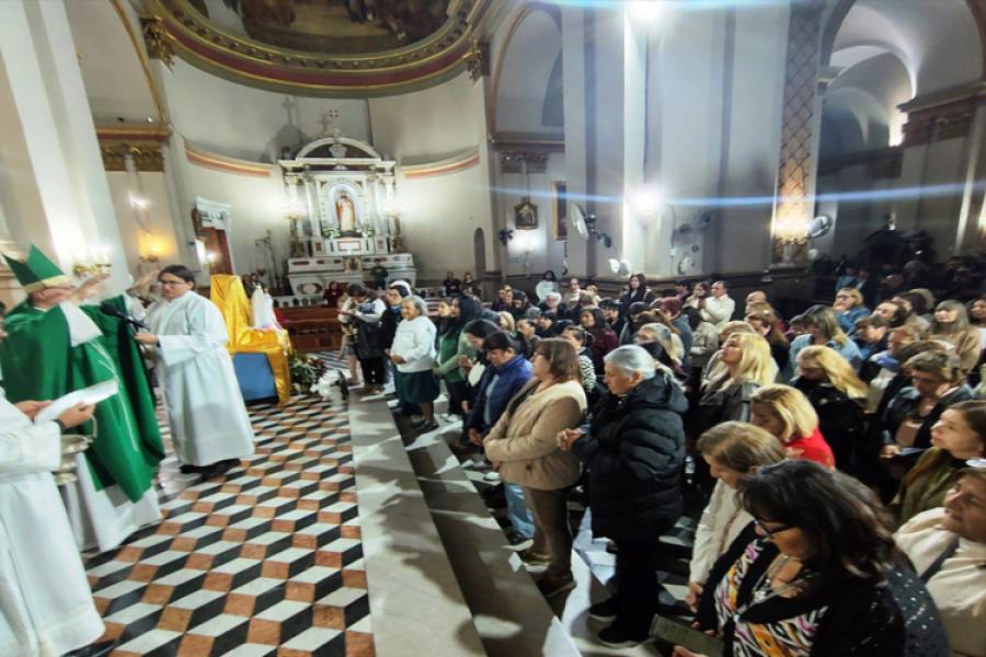 El Obispo bendijo a las mamás en su día a los pies de Nuestra Madre del Valle 