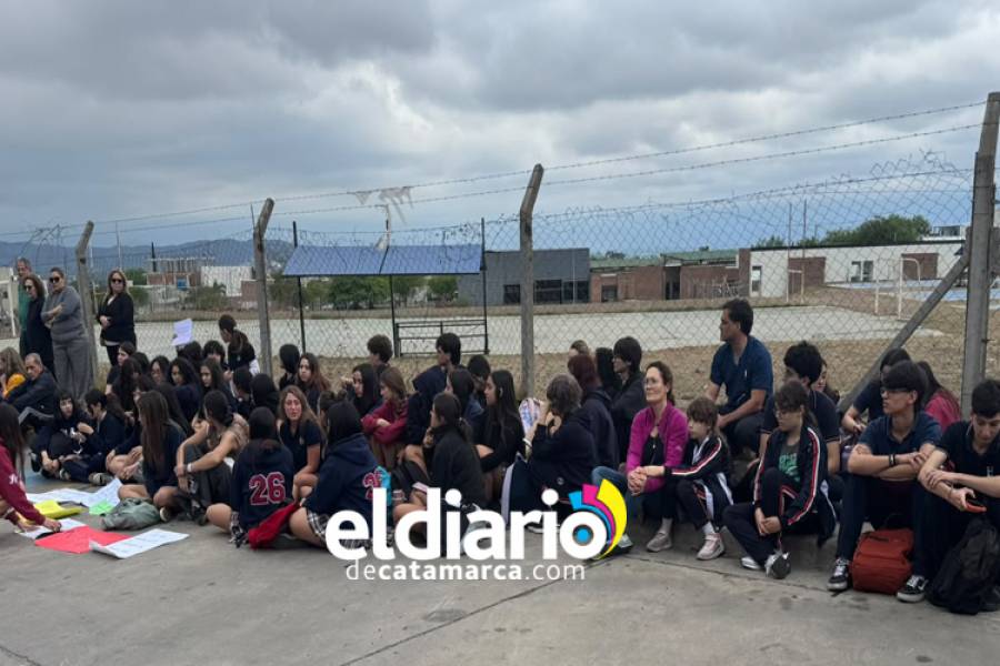 Bullying escolar: estudiantes realizan una sentada frente al Colegio Pia Didomenico