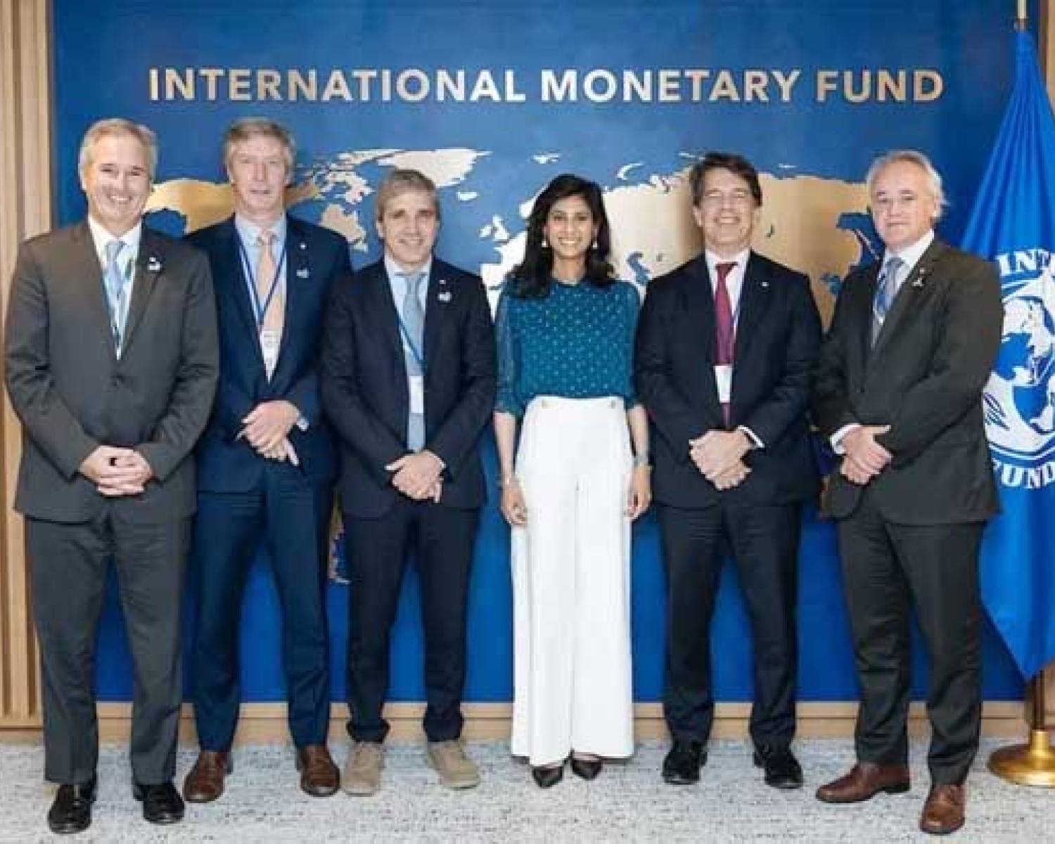 Luis Caputo con funcionarios del FMI: consiguió apoyo moral pero nada de plata