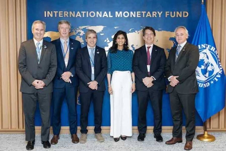 Luis Caputo con funcionarios del FMI: consiguió apoyo moral pero nada de plata