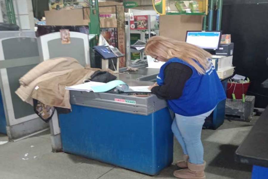 Decomisan más de mil productos vencidos en una sucursal del supermercado Beraca
