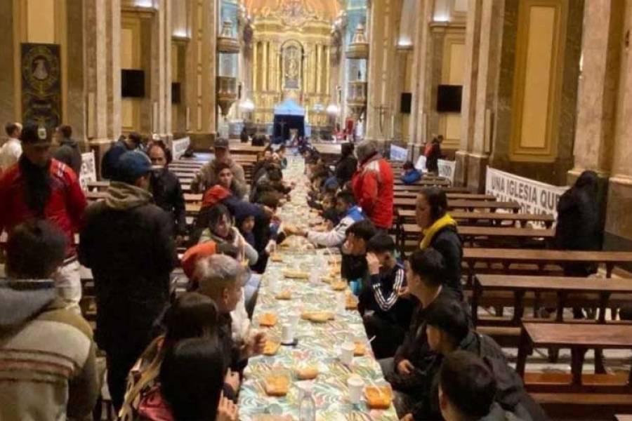 Harto de tanta indiferencia del gobierno: El arzobispo de Buenos Aires abrió la Catedral como un comedor 