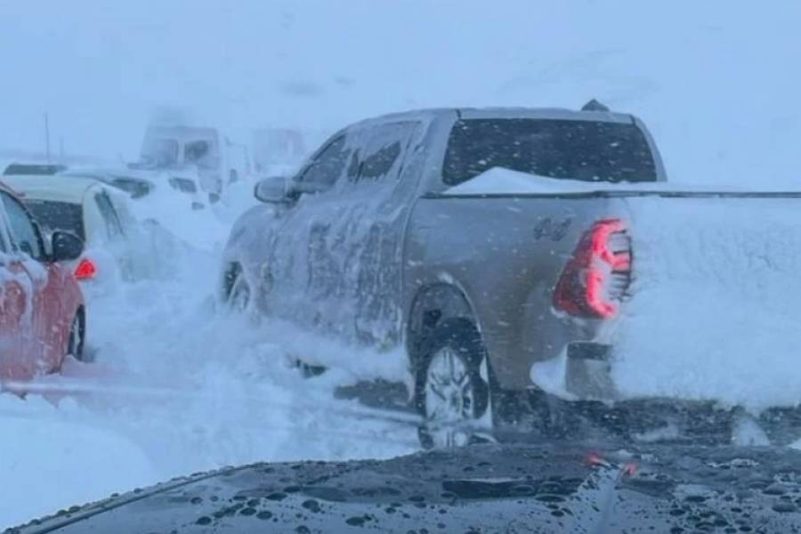 Dramático rescate en Chubut: el Ejército evacuó a turistas y camioneros varados en medio de una feroz nevada