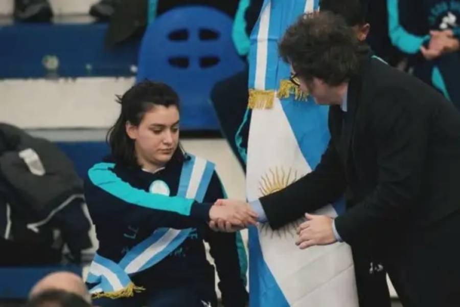 El video viral de la abanderada de la delegación Paralímpica Argentina tras darle la mano a Javier Milei