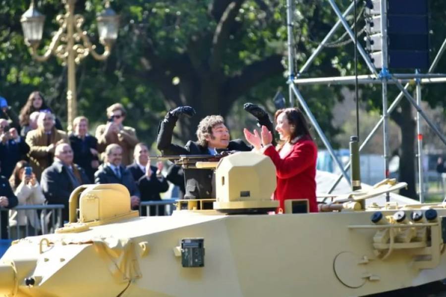 Javier Milei y Victoria Villarruel se subieron a un tanque militar en pleno desfile