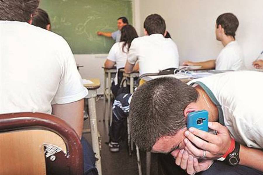 En Catamarca ya analizan y evalúan restringir el uso del celular en la escuela