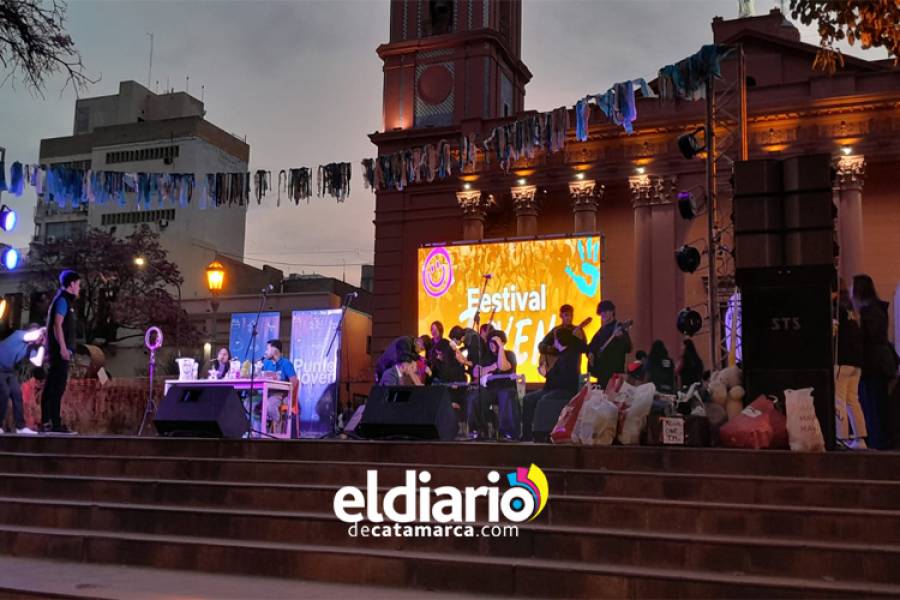 Festejo por el Día de la Juventud en Plaza 25 de mayo