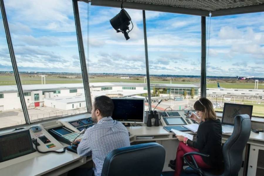 Controladores aéreos anuncian medidas de fuerza en septiembre y el Gobierno las califica de 