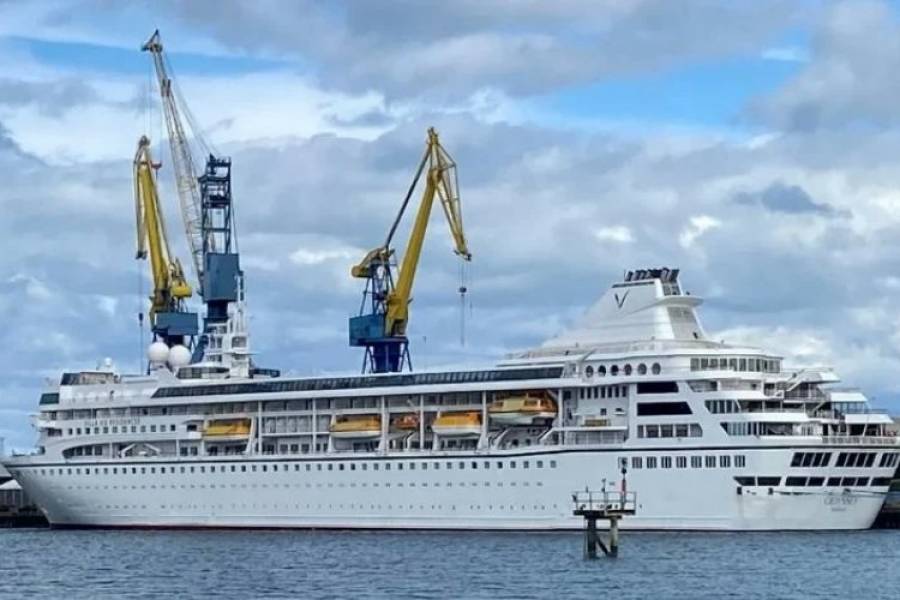 El lujoso crucero que iba a dar la vuelta al mundo en 3 años y lleva tres meses varado en Irlanda del Norte