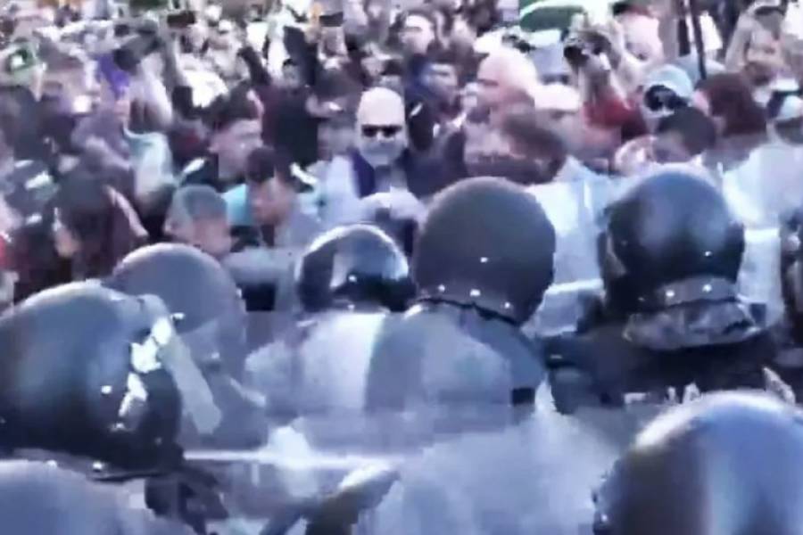 Gases lacrimógenos, palos y golpes contra jubilados: la Policía reprime en Congreso