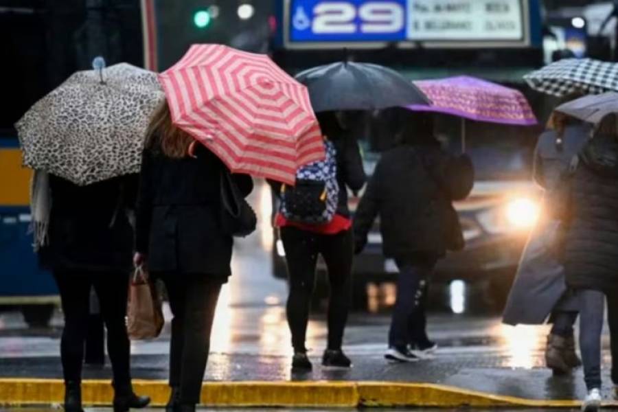 Alerta por la llegada de una potente “lluvia negra” que podría afectar a Argentina