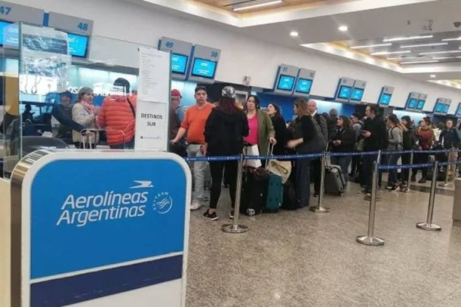 Caos en Aeroparque y Ezeiza por un paro de pilotos de Aerolíneas Argentinas