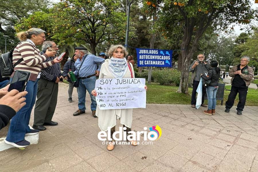 Jubilados de Catamarca se manifiestan en contra del veto presidencial