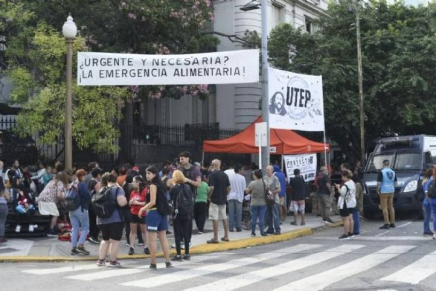 Marchan frente a Capital Humano: exigen por los comedores y los jubilados