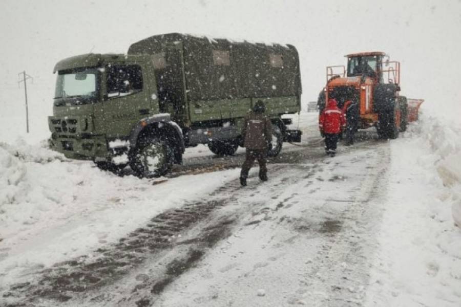 Rescate en alta montaña: gendarmes asistieron a uniformados varados en la nieve