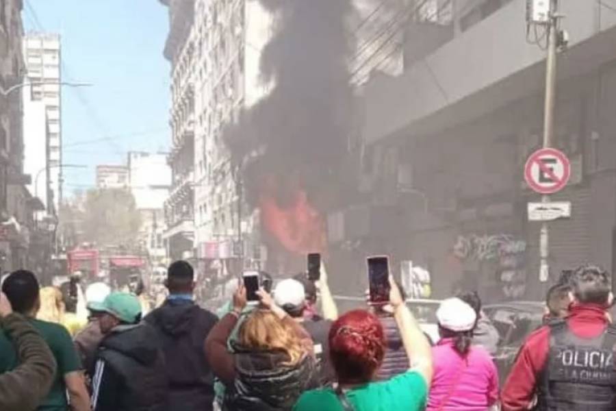 Pánico en Once por un incenendio fuera de control: trabajan el SAME y los bomberos