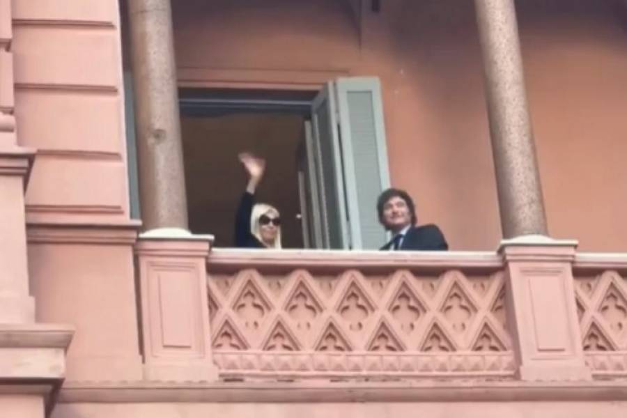 Tras los números de pobreza, Javier Milei salió a saludar al balcón con Susana Giménez