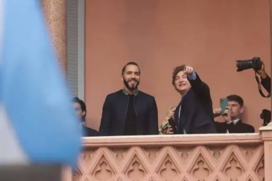 Como con Susana Giménez, Javier Milei y Nayib Bukele saludaron desde el balcón de la Casa Rosada