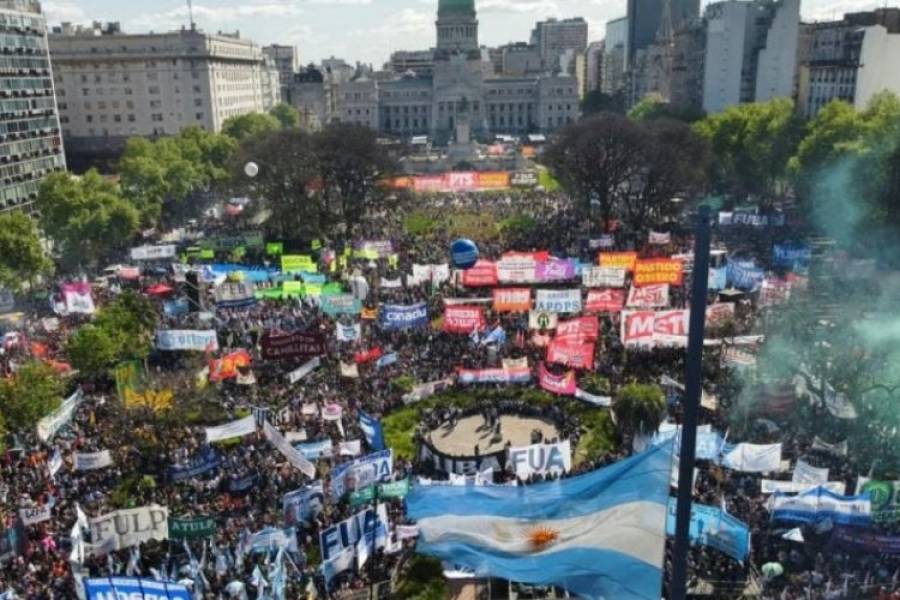 Marcha universitaria: miles de manifestantes copan la Plaza del Congreso