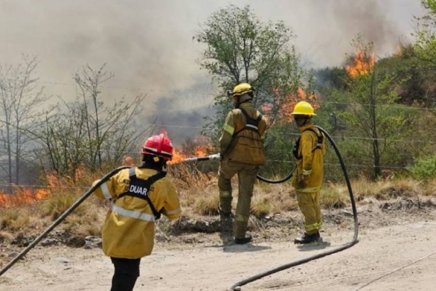 Fuego en Córdoba: un foco sigue activo y el viento genera 