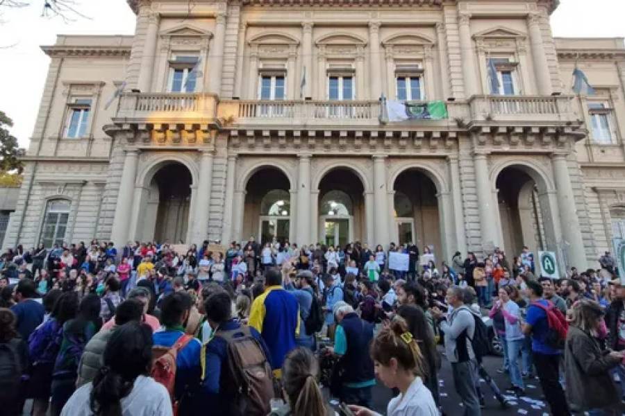 Tras la lucha de los trabajadores, el Gobierno decidió que el Hospital Bonaparte no se cierra