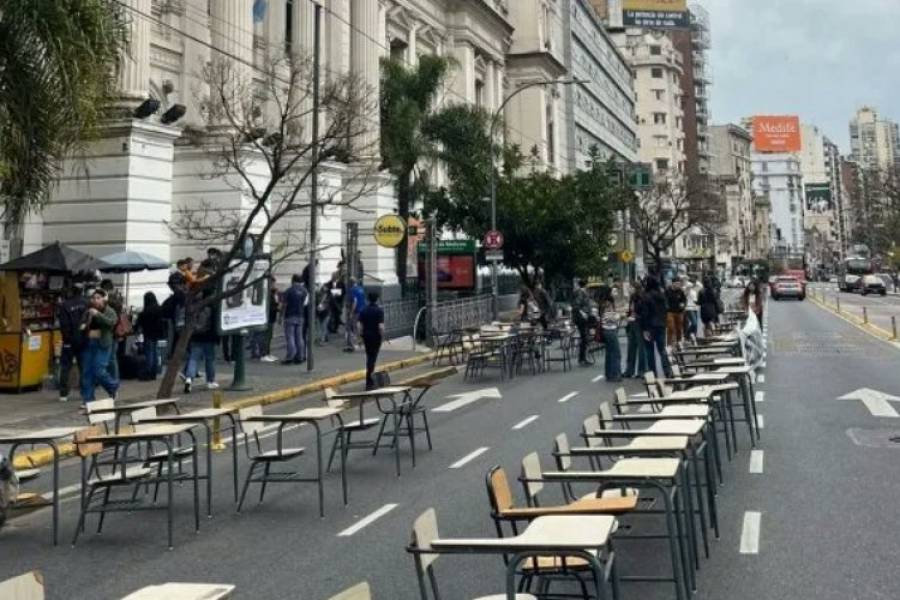 Estudiantes resisten el ajuste en las universidades públicas con clases abiertas en las calles