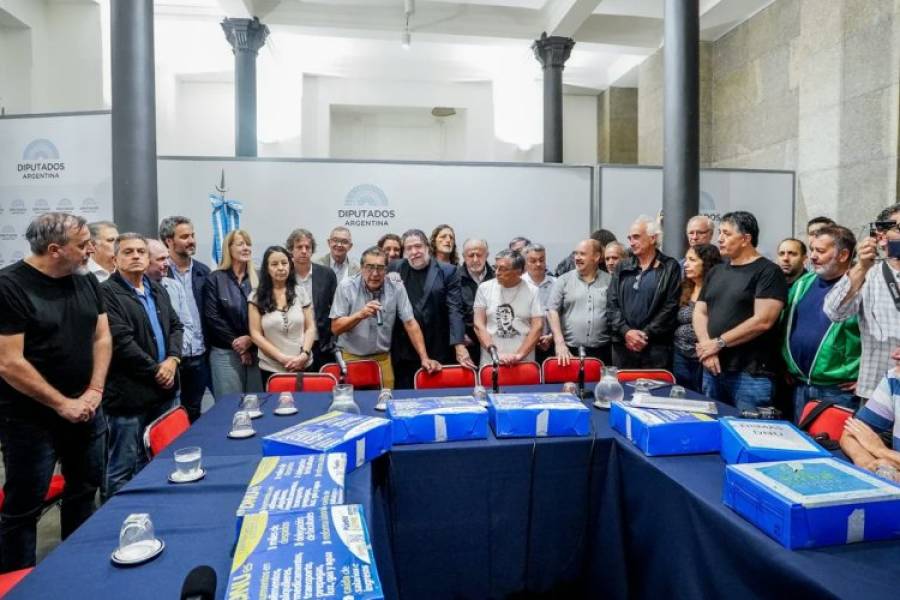 Las CTA y otras 60 organizaciones presentaron firmas en el Congreso contra el mega DNU de Milei