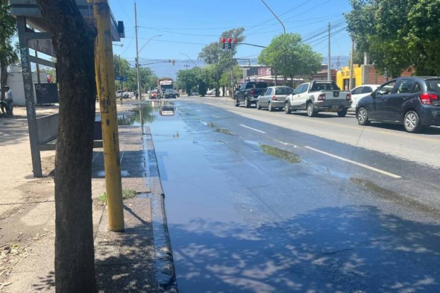 Acumulación de agua en Avenida Belgrano por problemas en el supermercado 