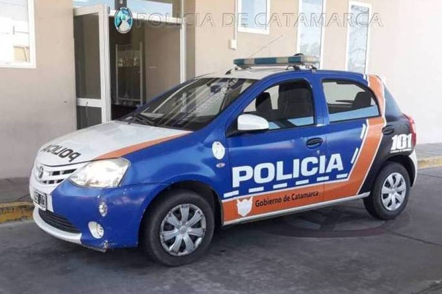 Conducía borracho y chocó contra dos vehículos estacionados