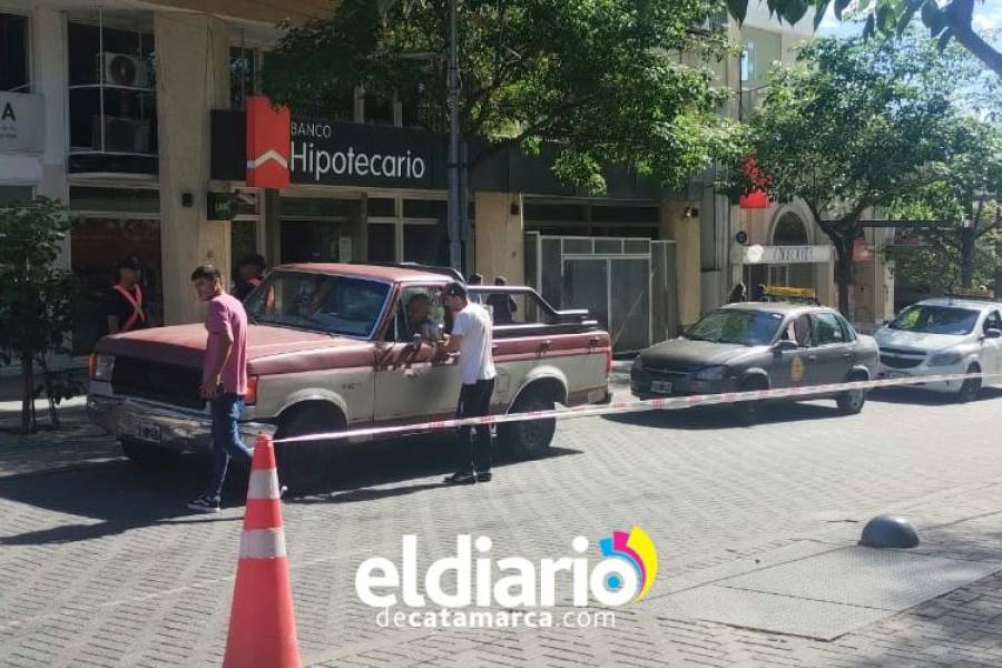 Se estacionó donde no debía, se soltó el cambio y chocó a un taxi