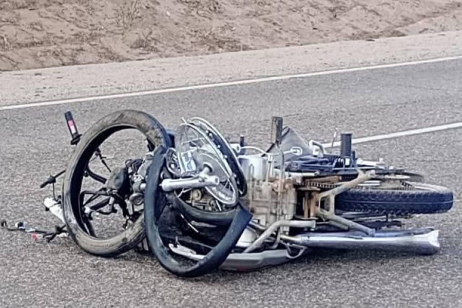 Una docente a bordo de una moto murió al chocar contra un automóvil 