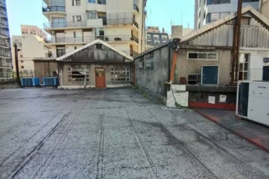 Insólito: un empleado vive en la terraza de un edificio público