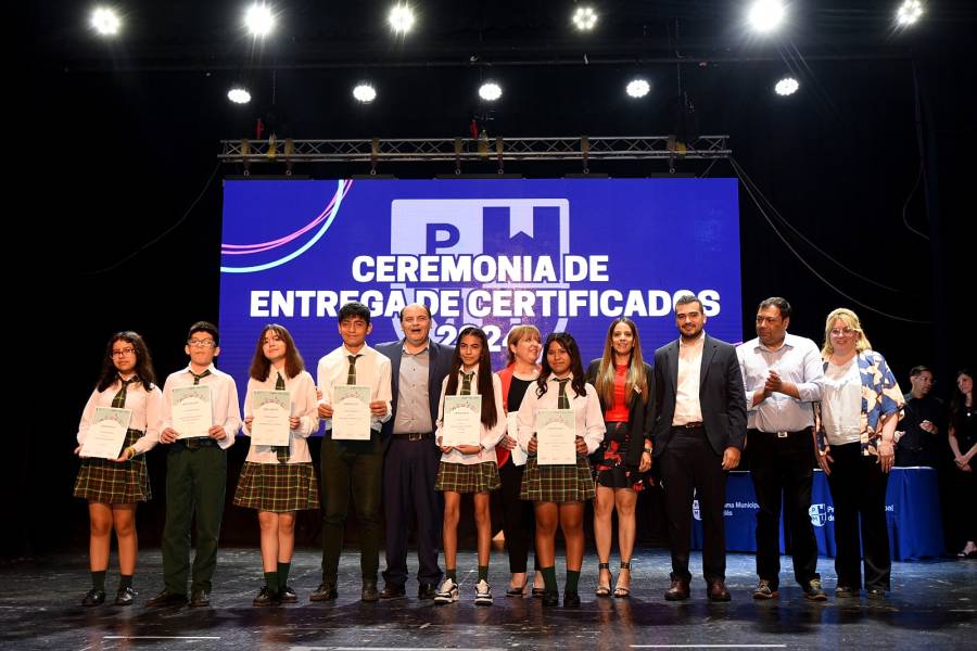 Gustavo Saadi encabezó la entrega de certificados a 250 alumnos del Programa Municipal de inglés