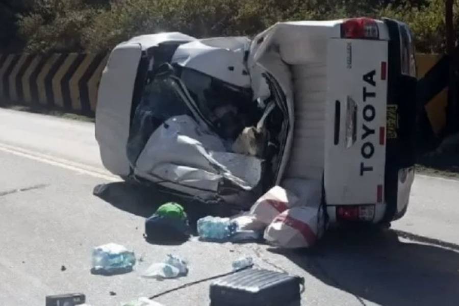 Tragedia en Perú: una roca gigante aplastó una camioneta y mató a tres personas