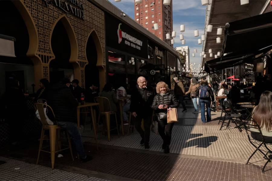 Los mercados proyectan que la economía terminará el año con una caída de 3% y que dejará un arrastre positivo para 2025