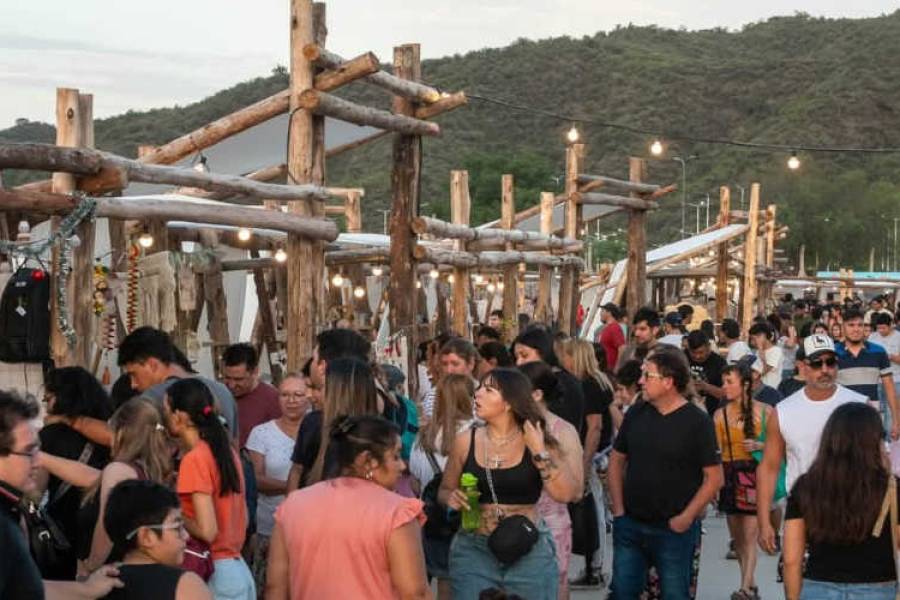 Emprendedores locales brillaron en la Feria del Patio de Fin de Año: 150 expositores, música en vivo y un desfile 